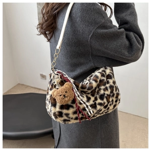 Dettaglio della borsa in peluche leopardata con ciondolo a forma di orso e tracolla