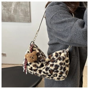 Dettaglio borsa a spalla leopardata in ecopelliccia con catena dorata e ciondolo orsetto