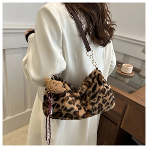 Modische Plüsch-Tragetasche mit Leopardenmuster, Lederriemen und kleinem Bären-Anhänger
