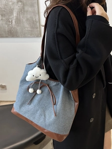 Sac cabas rétro en jean avec finitions cuir marron et pendentif nuage blanc