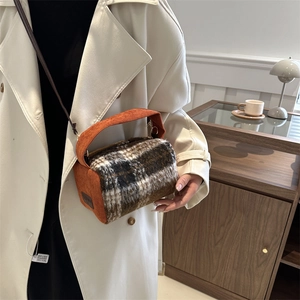 Sac à main écossais en laine et velours côtelé orange pour femme dans un décor chaleureux
