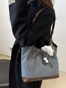 Sac cabas en jean vintage avec finitions en cuir marron et breloque nuage