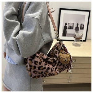 Sac à épaule en peluche léopard avec pendentif ours et détail de bandoulière