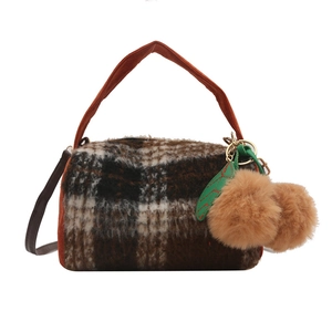 Sac bandoulière cylindrique en peluche à carreaux marron avec pompons et poignée ronde