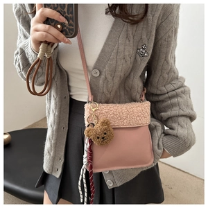 Détail du sac bandoulière en daim rose et laine d'agneau avec charm ours mignon