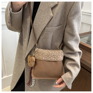 Détail du sac bandoulière en peluche avec un pendentif ours brun et une cordelette tressée