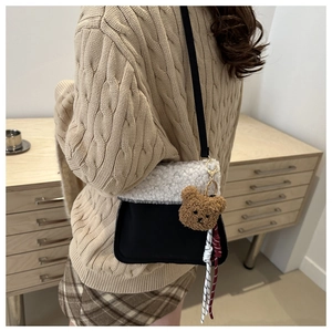 Détail du sac seau bicolore avec garniture en peluche et pendentif ours mignon