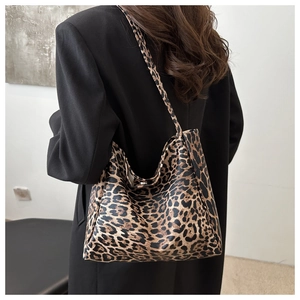 Détail du grand sac cabas à imprimé léopard porté comme un sac à bandoulière chic