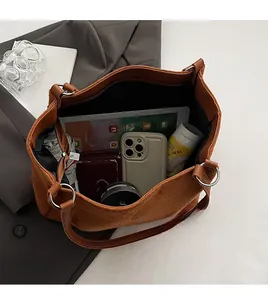 Vista dall'alto della grande borsa tote in pelle scamosciata marrone con ampio spazio interno