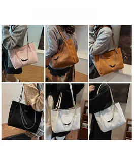 Collage di borse tote in rosa, marrone, nero e bianco con stile a tracolla casual