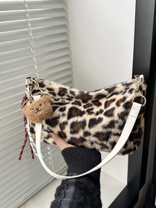 Borsa a Spalla da Donna in Peluche con Stampa Leopardata Borsa Sottobraccio in Ecopelliccia con Catena in Metallo e Ciondolo Orso
