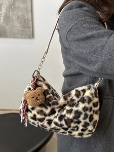 Borsa a spalla leopardata in peluche con ciondolo a orsetto e catena dorata