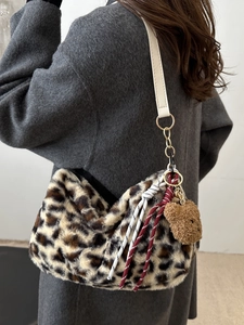 Borsa hobo pelosa leopardata con ciondolo a forma di orsetto e dettaglio cerniera intrecciata