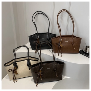 Borse tote classiche minimaliste da donna in quattro colori su un supporto bianco