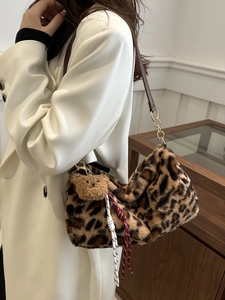 Borsa a spalla in peluche leopardata con ciondolo a orsetto e catena d'oro da donna
