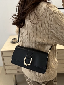 Französische Vintage-Unterarmtasche aus schwarzem Leder mit goldener U-Schnalle am Model
