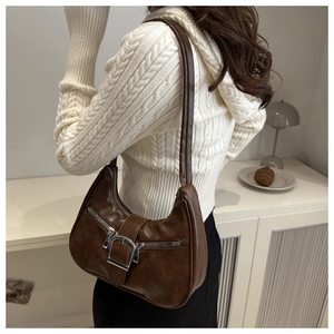 Détail du sac hobo vintage marron foncé avec boucles argentées et profil latéral