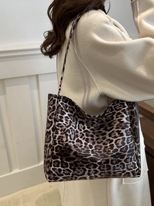 Fashionable leopard print canvas tote bag with large capacity and shoulder strap