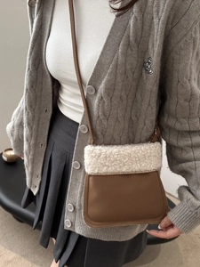 Sac seau en daim marron avec bordure en laine d'agneau et fine bandoulière en cuir