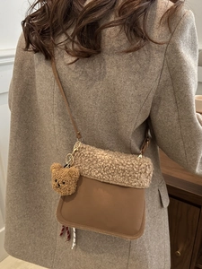 Sac seau bandoulière marron en polaire et daim avec un joli pendentif ours