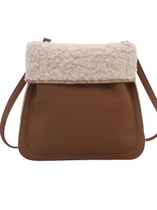 Sac seau en daim marron avec bordure en peau de mouton blanche et bandoulière
