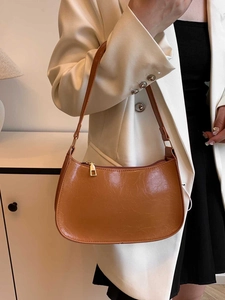 Sac sous le bras croissant marron minimaliste en cuir brillant plissé et zip doré