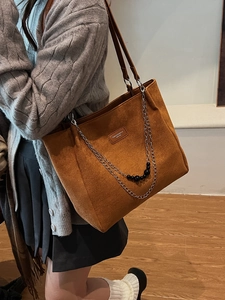 Grande borsa tote marrone con catena in metallo e decoro di perline sulla spalla