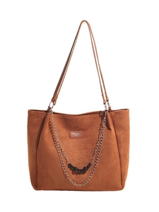 Grande borsa tote marrone in finto scamosciato con catena d'argento e perline nere