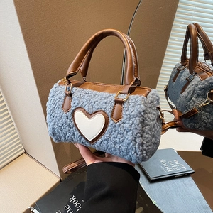 Sac Boston bleu en laine d'agneau avec poignées en cuir marron et patch cœur