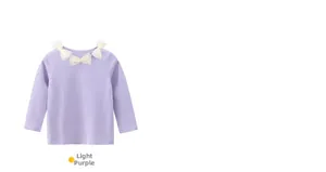 Dettaglio maglia bambina a maniche lunghe lilla con fiocchi di tulle bianco sulla scollatura