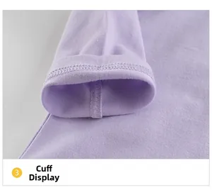Dettaglio del polsino della t-shirt a maniche lunghe in cotone lavanda con doppia cucitura