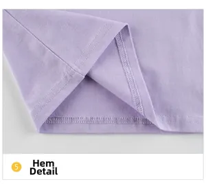 Dettaglio dell'orlo della maglietta viola per bambina con doppie cuciture di precisione