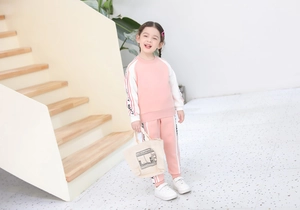 Tuta da bambina rosa e bianca con stampa HAPPY sulle maniche e sui lati dei pantaloni