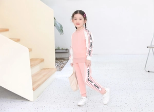 Dettagli della tuta da bambina rosa e bianca con strisce laterali Happy e polsini