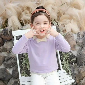 T-shirt da bambina in cotone lilla a maniche lunghe con fiocco in pizzo per l'autunno