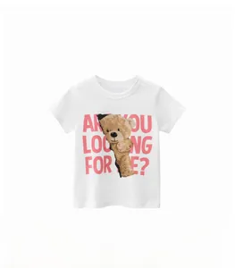 Détail du t-shirt blanc en coton pour enfant avec imprimé ours et texte rouge design