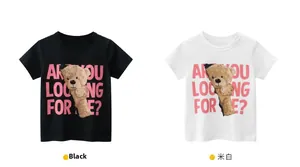 Détail de t-shirts en coton pour enfants en noir et blanc cassé avec imprimé ours brun