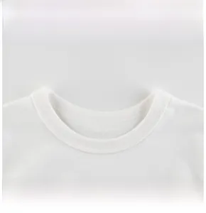 Vue détaillée du col rond classique et des coutures d'un t-shirt blanc en coton pour enfants