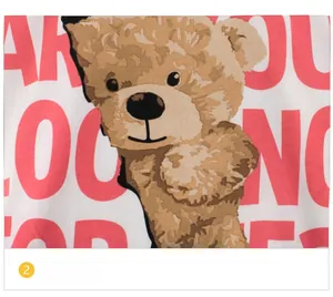 Gros plan d'un t-shirt en coton blanc avec un ours en peluche et un imprimé rose tendance