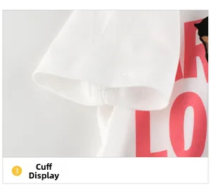 Détail de la double couture sur le revers d'un t-shirt en coton blanc pour filles