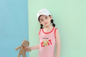 Détail du débardeur rose pour fille avec imprimé ourson mignon et bordures rouges contrastées