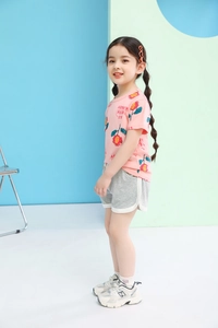 Detail of pink cotton daisy t-shirt and grey sports shorts for girls summer set