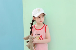 Débardeur rose pour fille avec bordure rouge et casquette de baseball blanche R