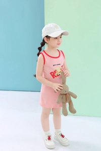 Détail d'une robe sans manches rose en coton pour fille avec imprimé ours et bord rouge