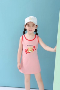 Détail d'une robe en coton rose pour fille avec imprimé ours et bordure rouge au col