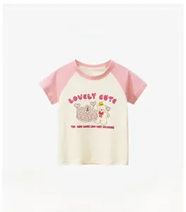 Détail d'un t-shirt raglan pour enfant avec un imprimé graphique d'ours mignon