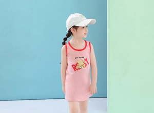 Détail de la robe d'été rose pour fille avec motif d'ours et bordure rouge contrastée