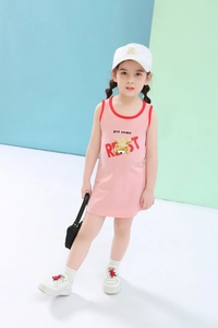 Détail de la robe sans manches rose en coton pour fille avec imprimé ours et col rouge