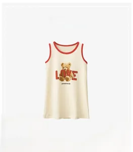 Détail de robe fille en coton avec motif ours de dessin animé et bords contrastés rouges