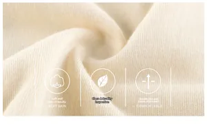 Détail macro du tissu en maille crème doux et respirant pour robe sans manches fille